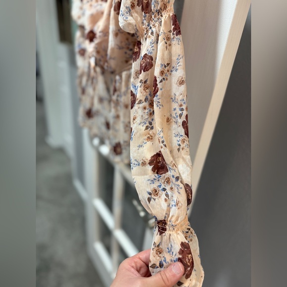 Francesca’s Lyla Key Hole Cinched Blouse - Picture 7 of 9